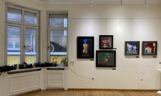 В експозицията взимат участие проф Станислав Памукчиев проф Валентин Старчев