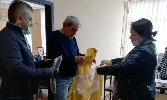 ГЕРБ-Благоевград дари 150 защитни облекла за медиците в МБАЛ-Благоевград