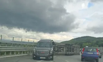 Обърнал се автовоз блокира движението на Тракия Образувала се е тапа