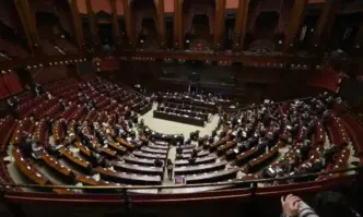 Опозиционен депутат беше изведен с инвалидна количка от италианската Камара