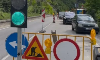 Камък падна върху движещ се лек автомобил на Самоковско шосе