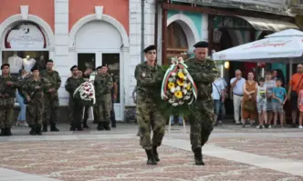 Много граждани и гости на Ловеч се събраха вечерта на