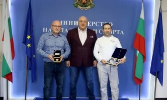 Министър Кралев награди Самуил Донков за европейската титла по спортна стрелба