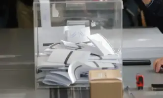 Избирателната активност в страната към 09 00 часа е близка до