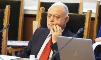 С просто око се вижда че президентът Румен Радев брани