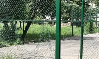 Кметът на Връбница сигнализира за скъсана ограда на ремонтирана скоро спортна площадка