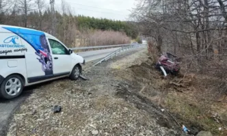 Втора катастрофа на пътя Симитли-Банско: Удариха се 4 коли, едната излетя от пътя