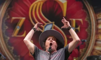 Емблематичният италиански изпълнител отбелязва своята годишнина с поредица от 12