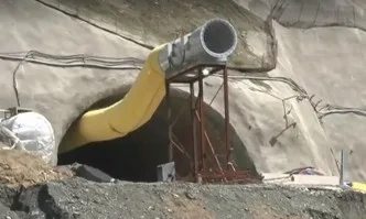 Затрупаните работници при срутването на тунел Железница са живи