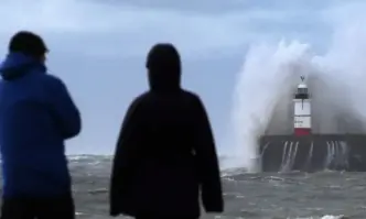 Щетите от бурята Киърън в Западна Европа близо 700