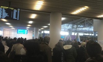 Терминал 2 пристигащи Чудесен клъстер за COVID 19 Няма обозначения напътствията