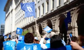 Синдикатите излязоха на протест под прозорците на властта с искане