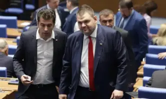 С интерес наблюдавам нервното поведение на президента Радев който за