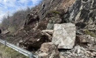 Огромно свлачище затвори прохода Троян Кърнаре в двете посоки Срутила