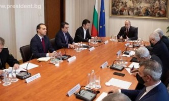 Радев събра кабинета и службите: Няма пряка военна заплаха за България