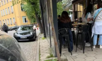 Слави Василев от ПБ сам си викнал полиция да го глобят за неправилно паркиране на Поршето