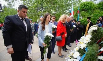Ева Майдел и Андрей Новаков положиха цветя пред Паметника на загиналите в Сръбско – българската война в Русе