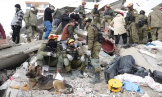 Българско семейство е спасено под руините в Турция
