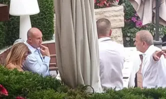 Румен Радев на кафе със сочения за спонсор на Продължаваме промяната