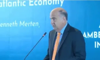 Кенет Мертен участва в бизнес закуска организирана от Американската търговска