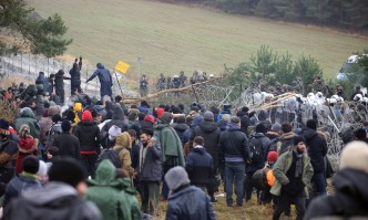 Напрежение: Полша се опасява от въоръжена ескалация на границата с Беларус заради мигрантите (СНИМКИ И ВИДЕО)