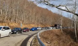Десетки шофьори са блокирани с часове на българо турската граница при