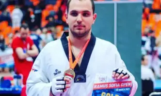 Шампион по таекуондо продава медала си в подкрепа на болния си брат