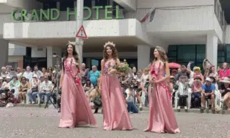 Хиляди участници преминаха по централния булевард на Казанлък в най голямото