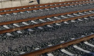 Влак и трактор се удариха на жп прелез в Разградско