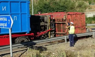Камион се преобърна на Е-79 край Благоевград, движението е затруднено