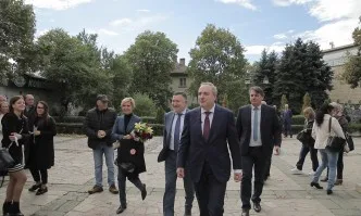 Проф. Герджиков с цветя пред паметника на Апостола: Да си кажем кривиците и да се обединим