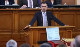 Деян Николов цитира статия на Иван КостовЕдна седмица ни дели