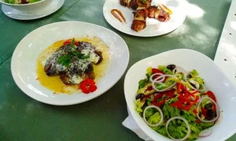 Вкусът на сръбското лято – истинско месо, свежа салата и добри приятели