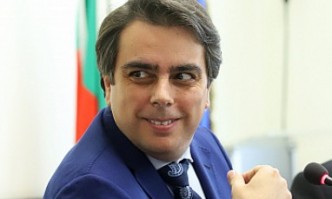 Само преди 8 години името на Асен Василе влиза в