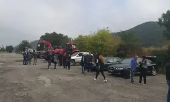 Земеделци блокират АМ Струма край Благоевград (ОБНОВЕНА/СНИМКИ)