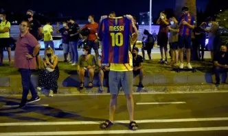 В Барселона: Фенове обсадиха Камп Ноу, искат оставката на Бартомеу