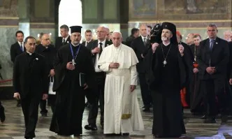 Светата литургия в момента се отслужва с омофора, подарен на папата от премиера