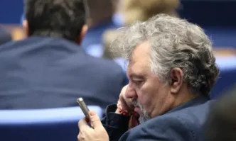 Снощи депутатът от ПП ДБ публикува пост от пленарната зала От поне