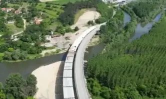 Спирането на движението в двете посоки заради ремонт по път