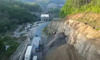 Движението в двете посоки по първокласния път между Мездра и