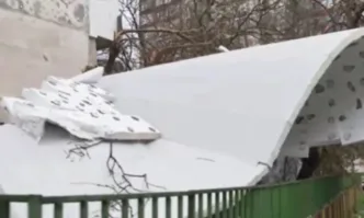 След буря в Пловдив: Лепната преди месец външна изолация падна на детска площадка