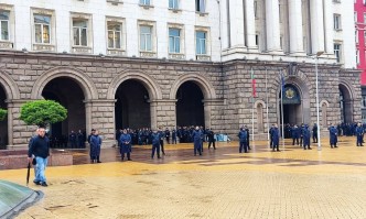 Засилено полицейско присъствие има пред сградите на Министерския съвет и