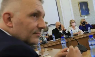 Полина Паунова изпусна Комисията за изслушване на Гешев, пита във Фейсбук