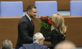 Кой е младежът, който разцелува Рая Назарян и ѝ подари огромен подарък!