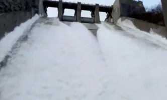 Язовир Александър Стамболийски прелива след пороите