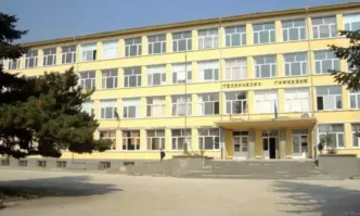 Кметът на район Младост Христо Христов и родителите търсят решение