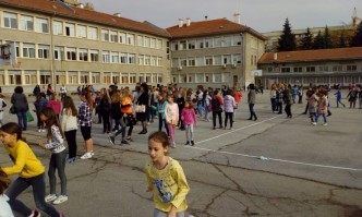Училище Максим Горки в София запазва името си
