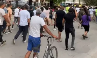 Протест и напрежение пред болницата в Ботевград след смърртта на 7-годишното дете от с. Литаково - (ВИДЕО)