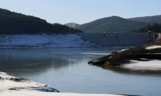 Изпускат контролирано язовир Студена