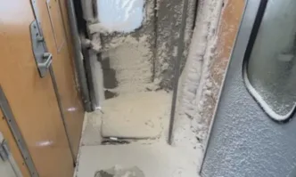 Влакът от София пътува за Бургас с преспи сняг в